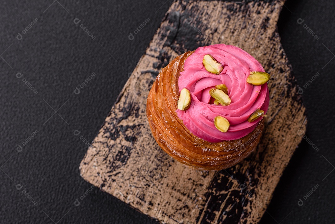 Craffin doce ou panetone decorado com creme sabor framboesa e pistache