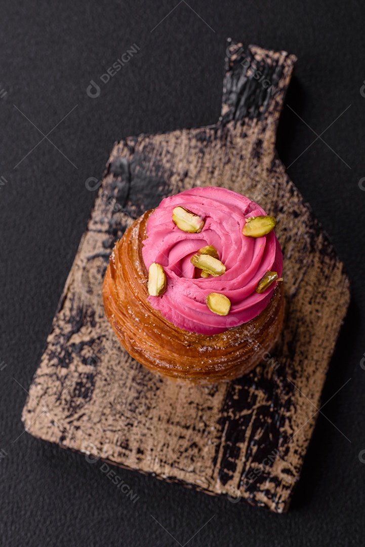 Craffin doce ou panetone decorado com creme sabor framboesa e pistache