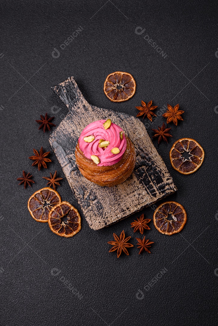 Fatia de bolo em uma mesa de concreto