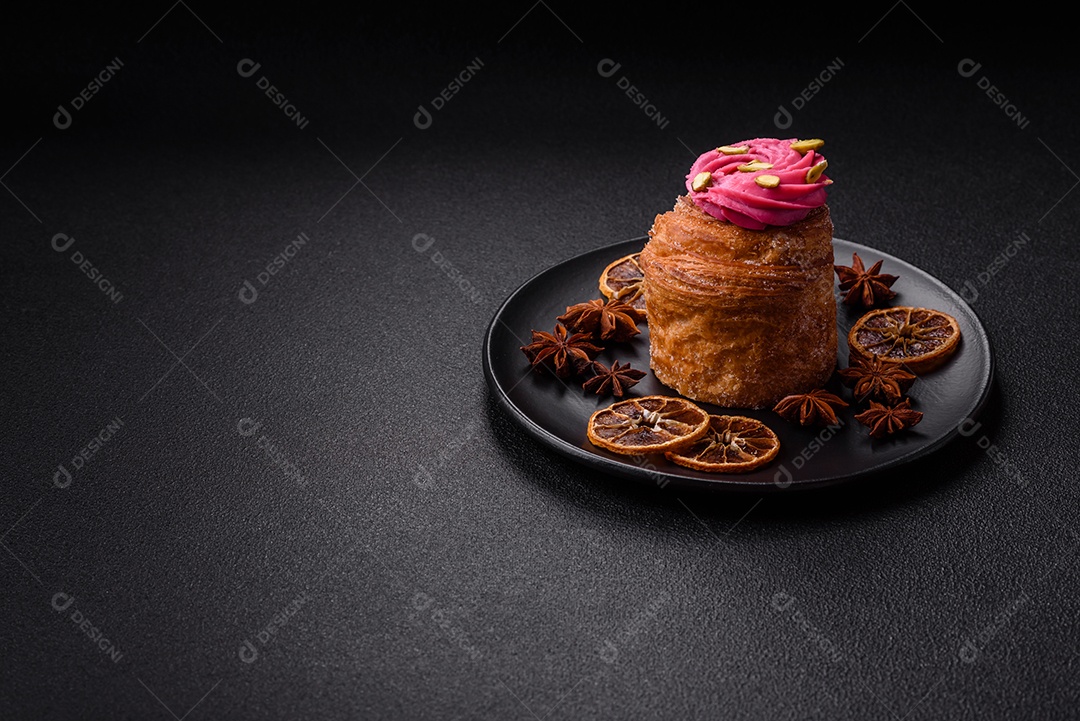 Fatia de bolo em uma mesa de concreto