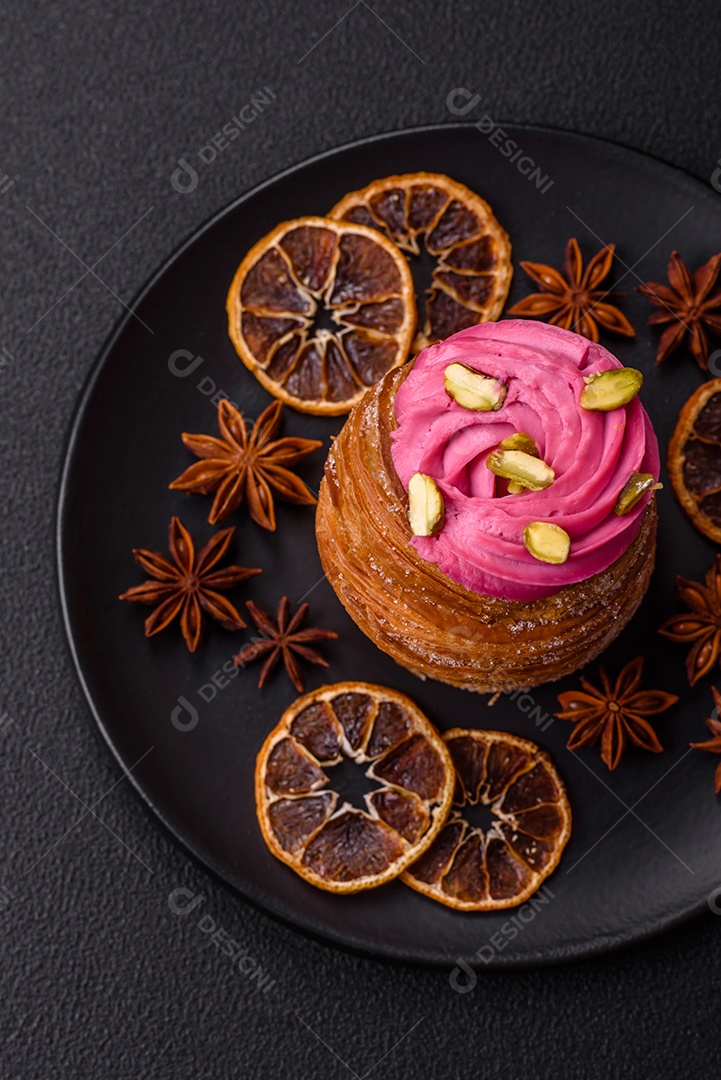 Fatia de bolo em uma mesa de concreto