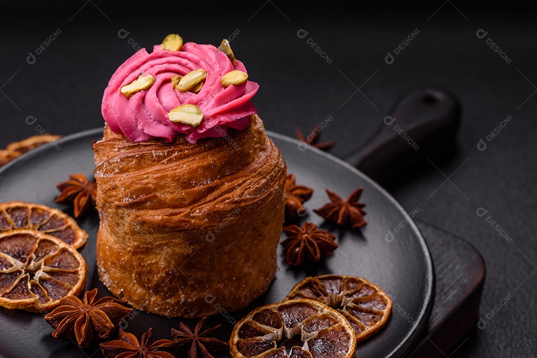 Fatia de bolo em uma mesa de concreto