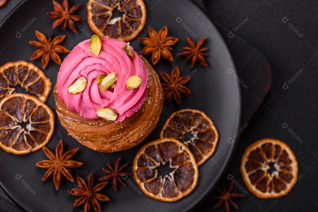 Fatia de bolo em uma mesa de concreto