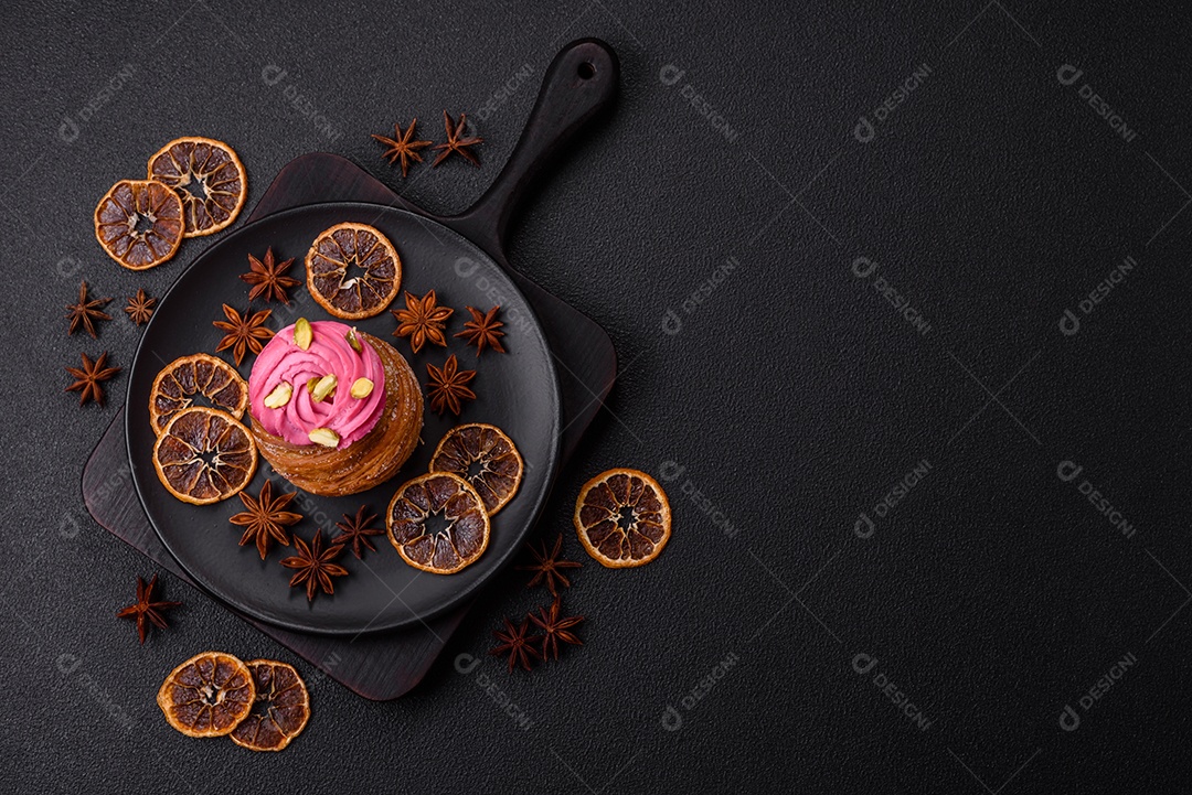 Fatia de bolo em uma mesa de concreto