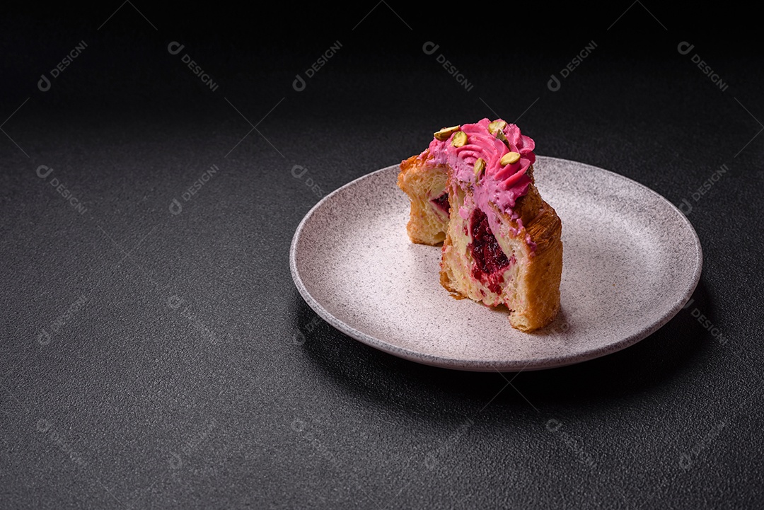 Fatia de bolo em uma mesa de concreto