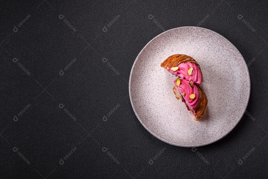 Fatia de bolo em uma mesa de concreto