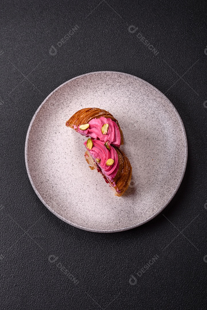 Faita de bolo em uma mesa de concreto