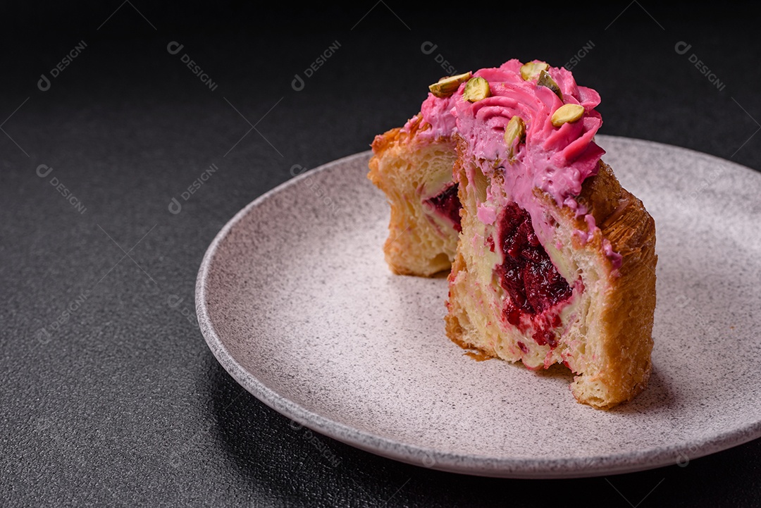 Faita de bolo em uma mesa de concreto