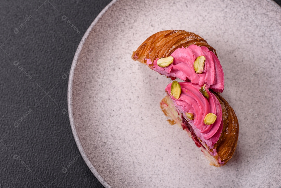 Faita de bolo em uma mesa de concreto