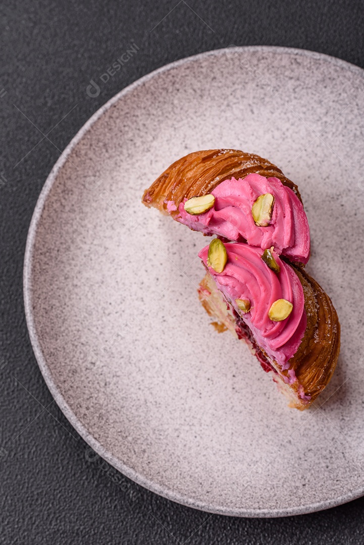 Faita de bolo em uma mesa de concreto