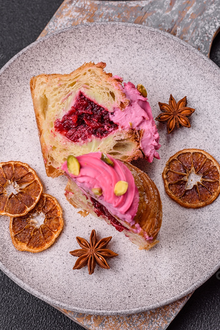 Fatia de bolo em uma mesa de concreto