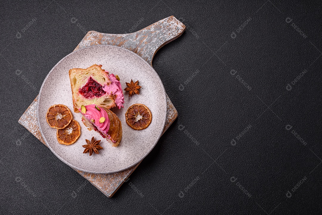 Craffin doce ou panetone decorado com creme sabor framboesa e pistache