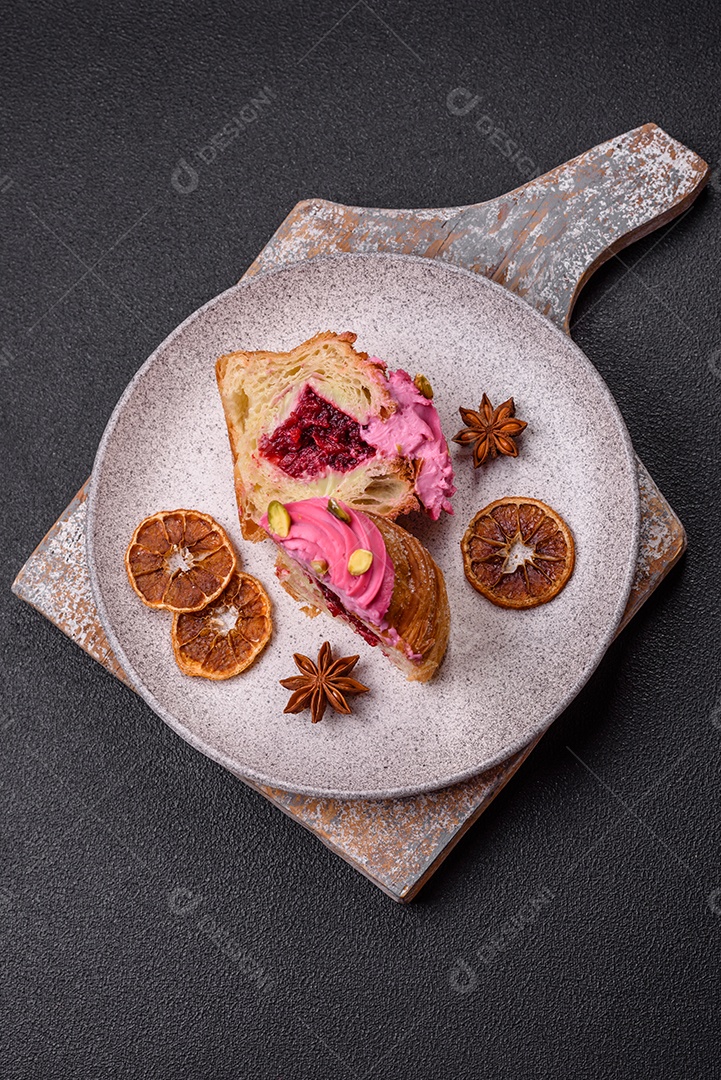 Craffin doce ou panetone decorado com creme sabor framboesa e pistach