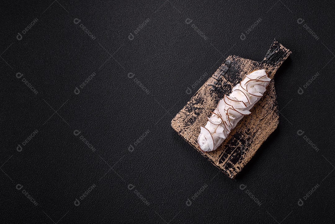 Éclair doce com creme decorado com fatias de coco