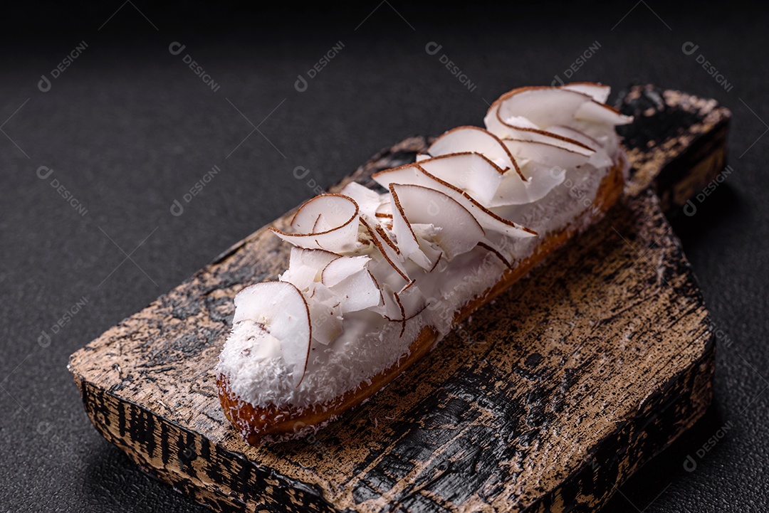 Éclair doce com creme decorado com fatias de coco