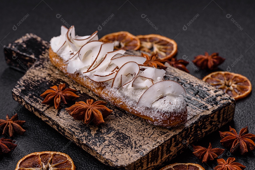Éclair doce com creme decorado com fatias de coco