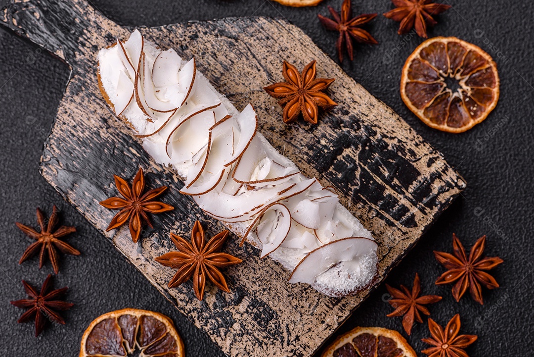 Éclair doce com creme decorado com fatias de coco