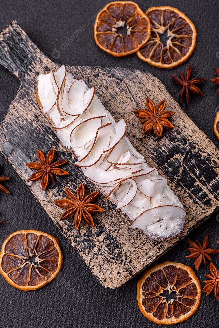 Éclair doce com creme decorado com fatias de coco