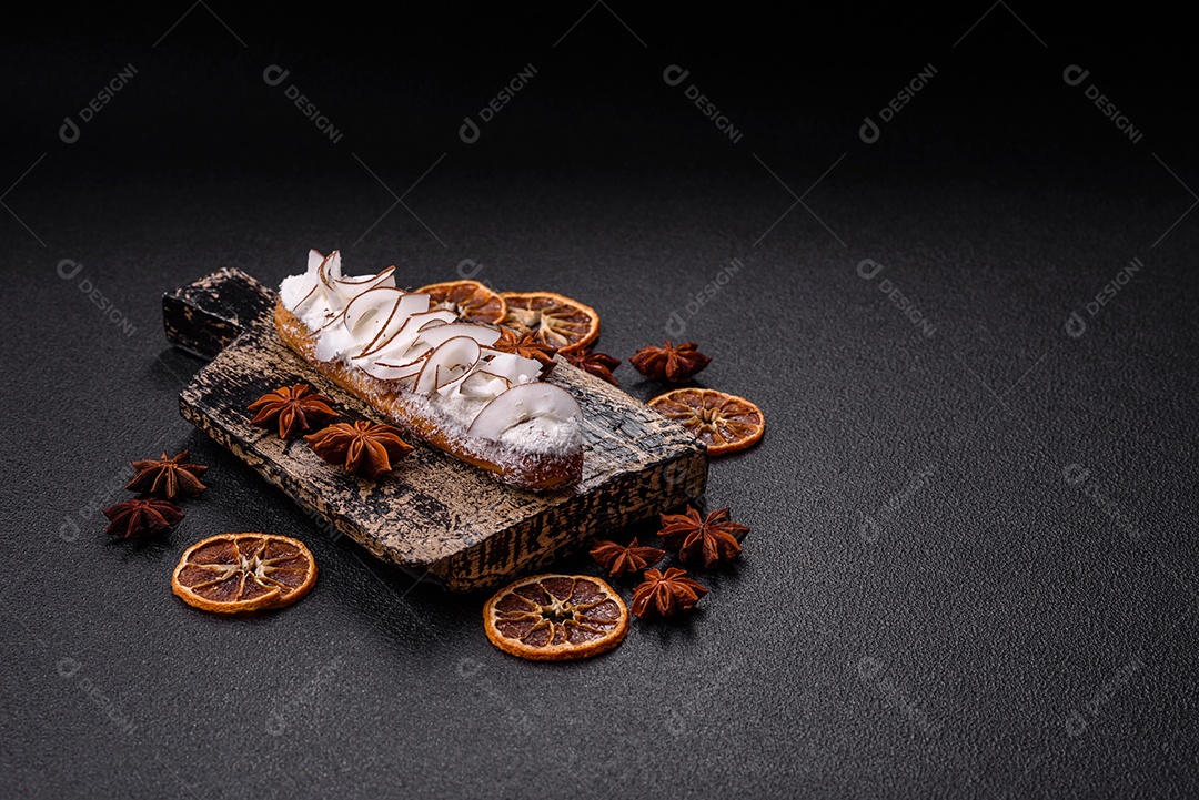 Éclair doce com creme decorado com fatias de coco