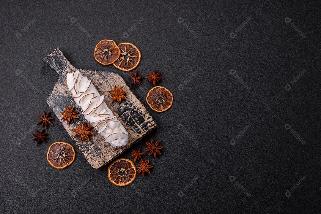 Éclair doce com creme decorado com fatias de coco