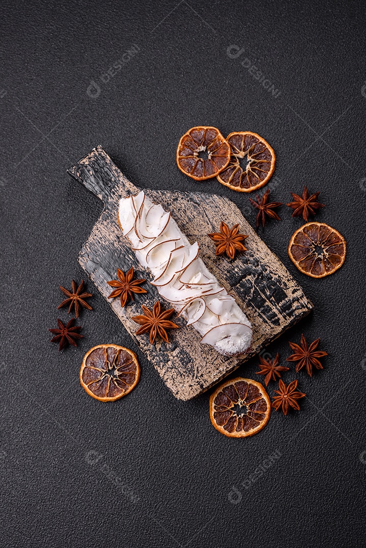 Éclair doce com creme decorado com fatias de coco
