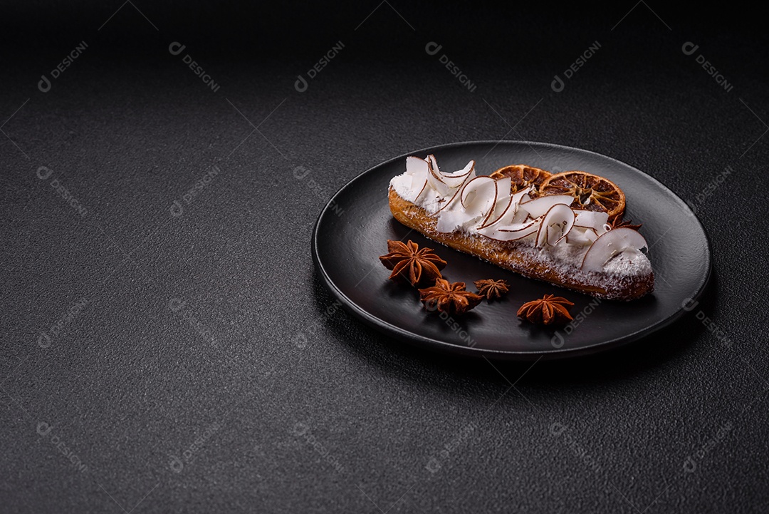 Éclair doce com creme decorado com fatias de coco