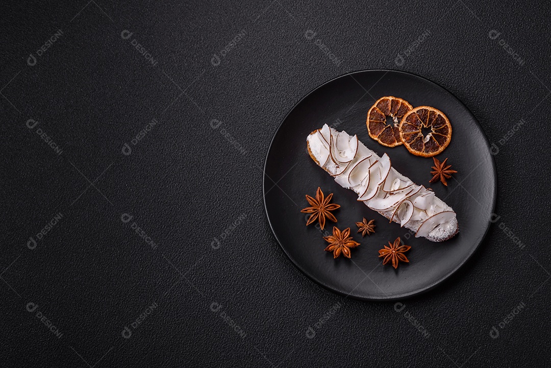 Éclair doce com creme decorado com fatias de coco