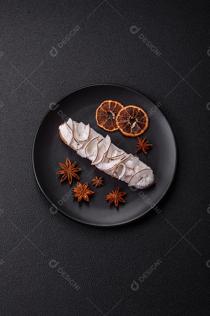 Éclair doce com creme decorado com fatias de coco