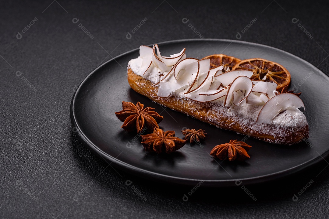 Éclair doce com creme decorado com fatias de coco