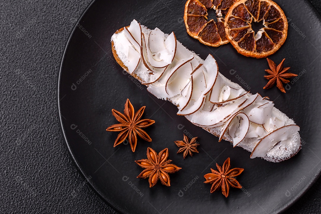 Éclair doce com creme decorado com fatias de coco
