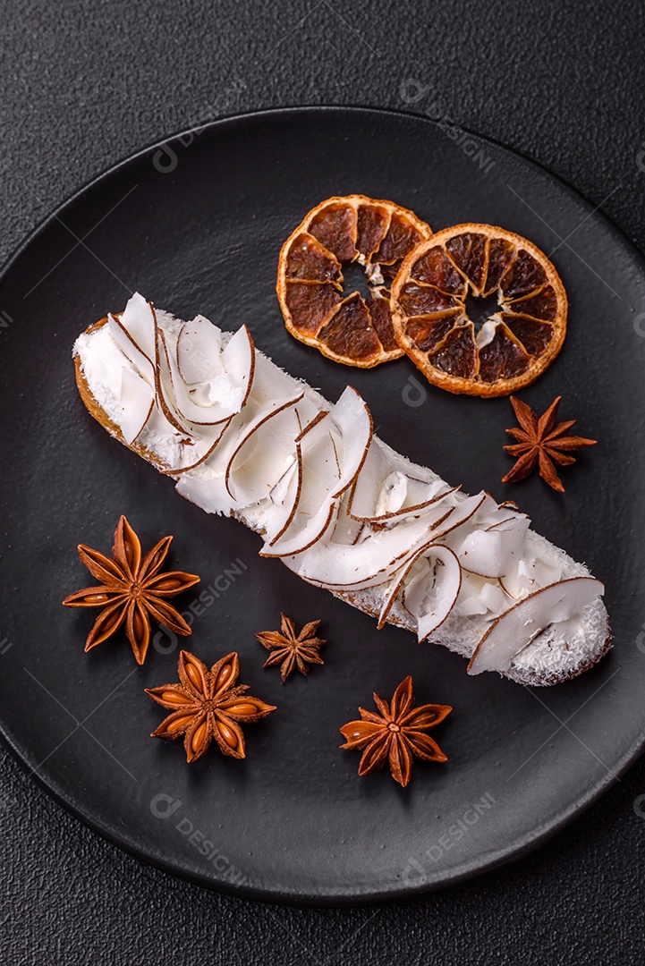 Éclair doce com creme decorado com fatias de coco