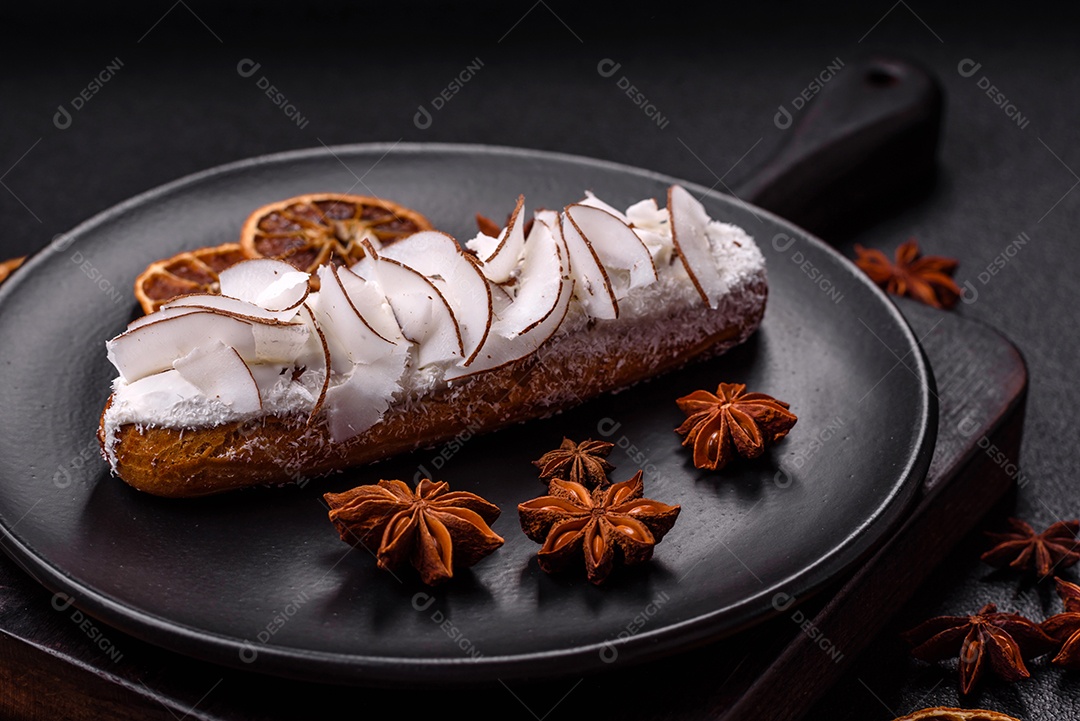 Éclair doce com creme decorado com fatias de coco
