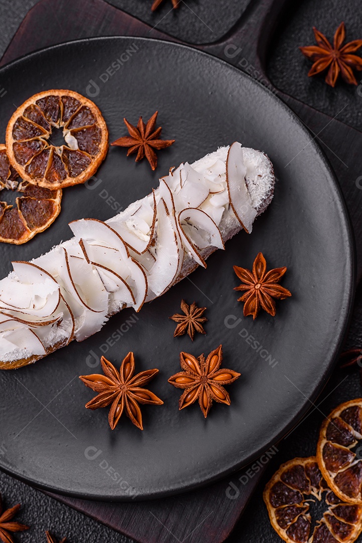 Éclair doce com creme decorado com fatias de coco