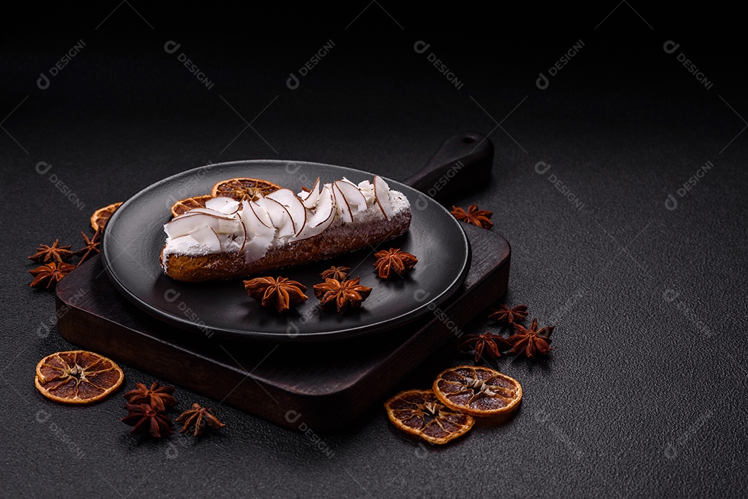 Éclair doce com creme decorado com fatias de coco