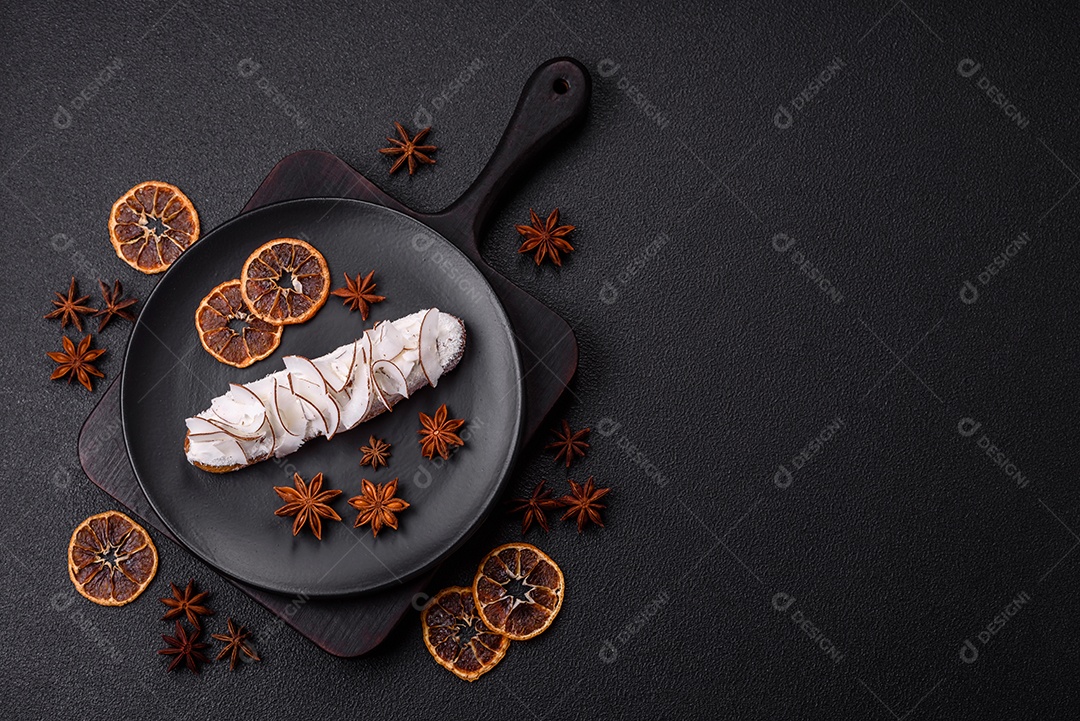 Éclair doce com creme decorado com fatias de coco