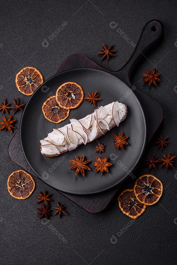 Éclair doce com creme decorado com fatias de coco