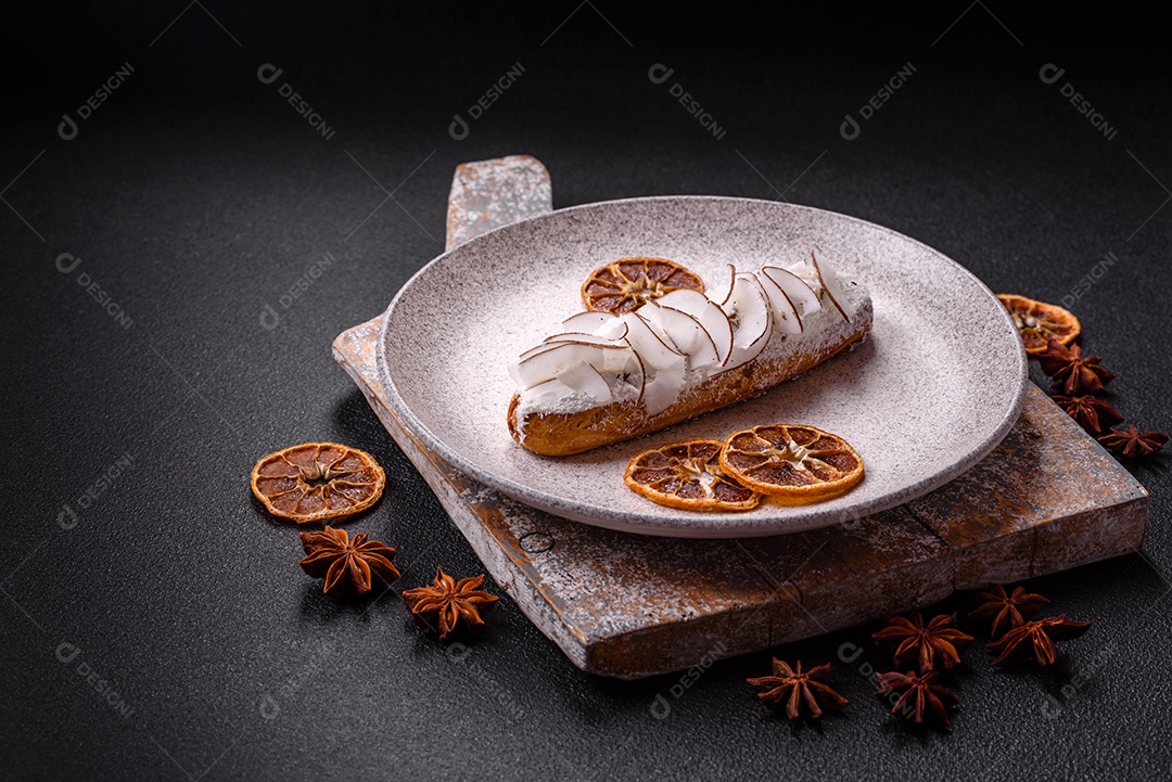 Éclair doce com creme decorado com fatias de coco