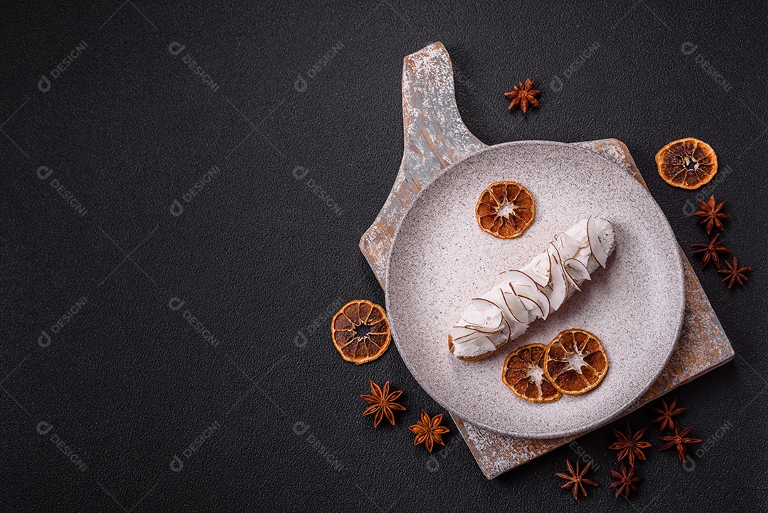 Éclair doce com creme decorado com fatias de coco