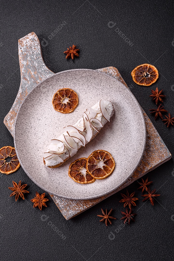 Éclair doce com creme decorado com fatias de coco