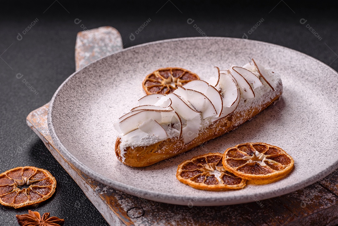 Éclair doce com creme decorado com fatias de coco