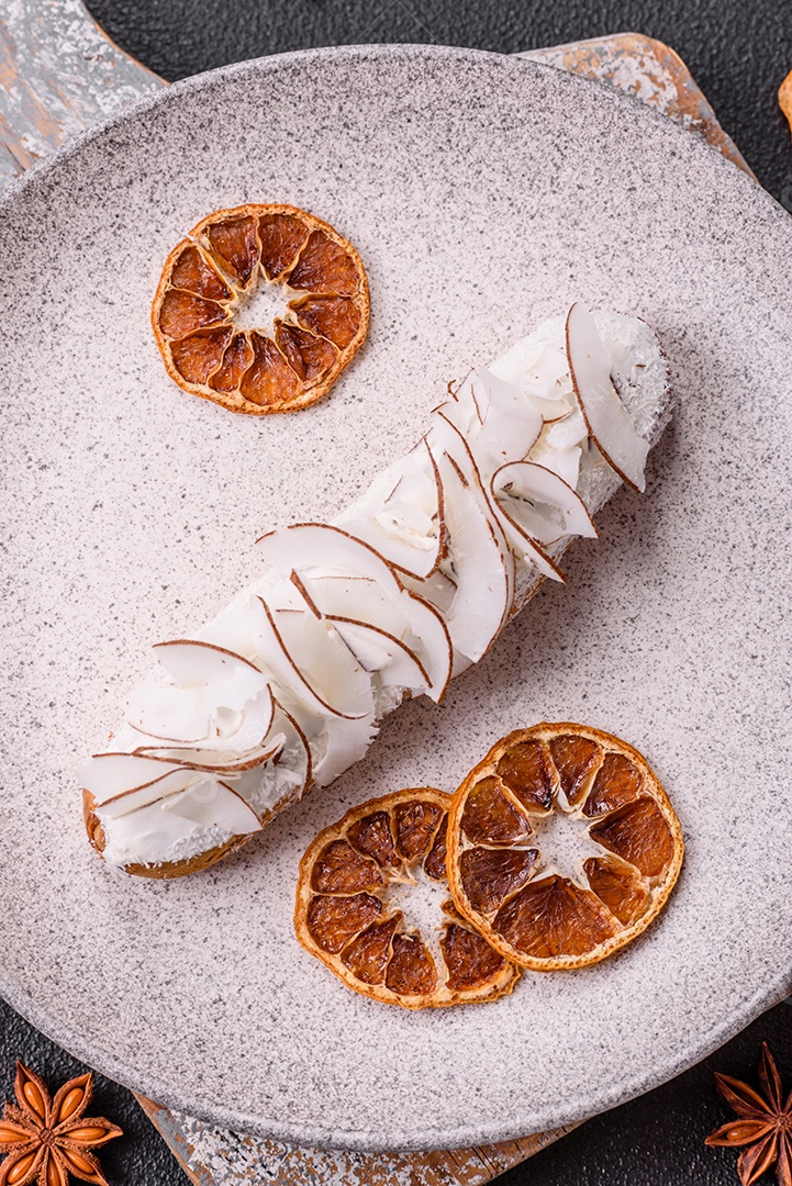 Éclair doce com creme decorado com fatias de coco