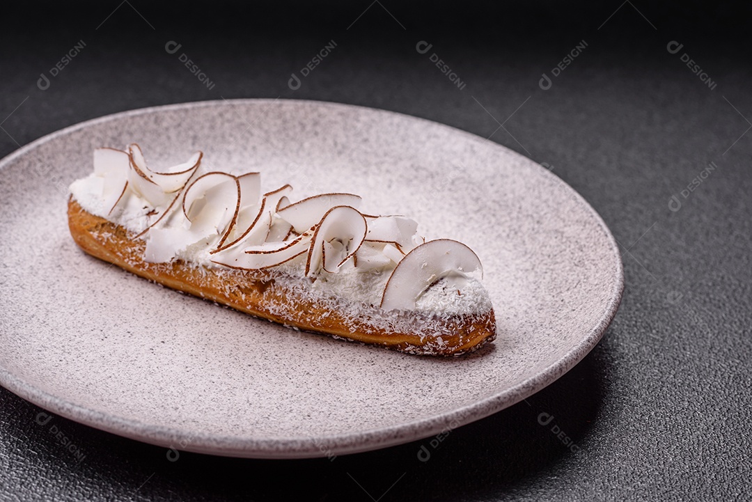 Éclair doce com creme decorado com fatias de coco