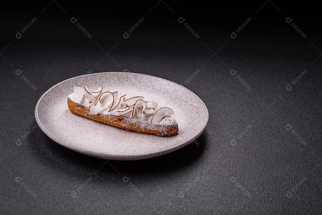 Éclair doce com creme decorado com fatias de coco