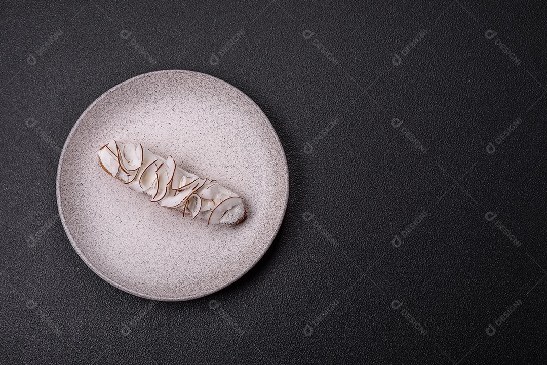 Éclair doce com creme decorado com fatias de coco