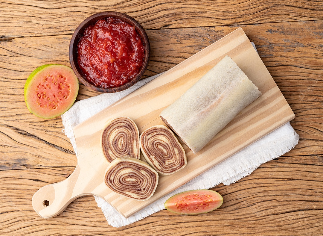 A imagem mostra um Bolo de Rolo Sabor Goiaba