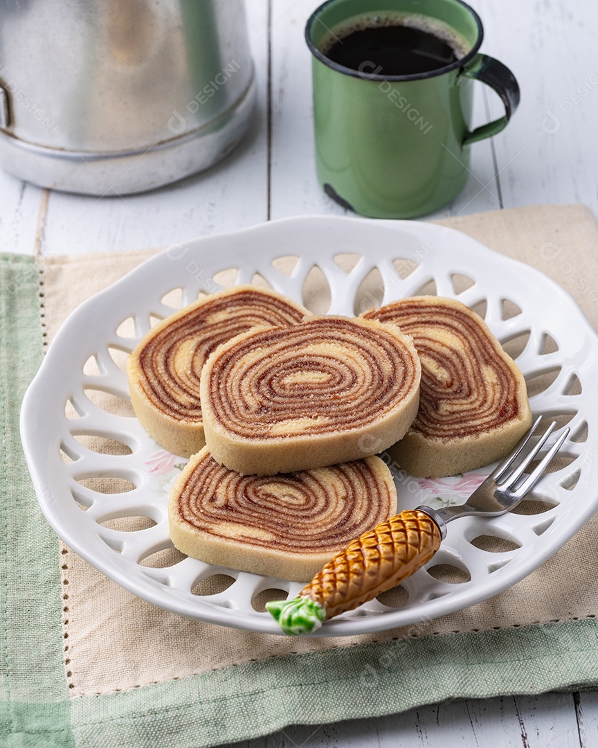 A imagem mostra fatias de bolo de rolo