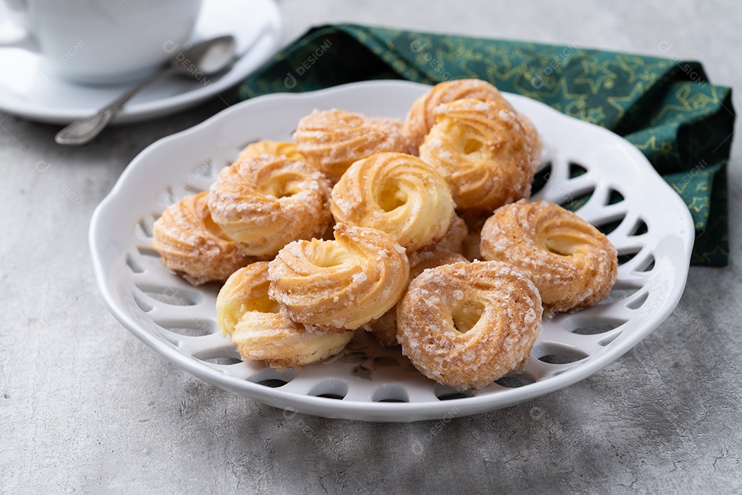 A imagem mostra Carolinas, também conhecidas como Choux Cream ou Profiteroles