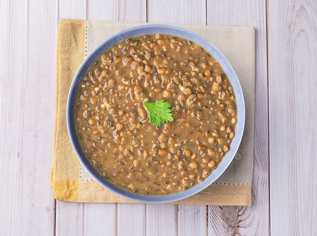 Sopa de Lentilha saborosa em uma mesa de madeira