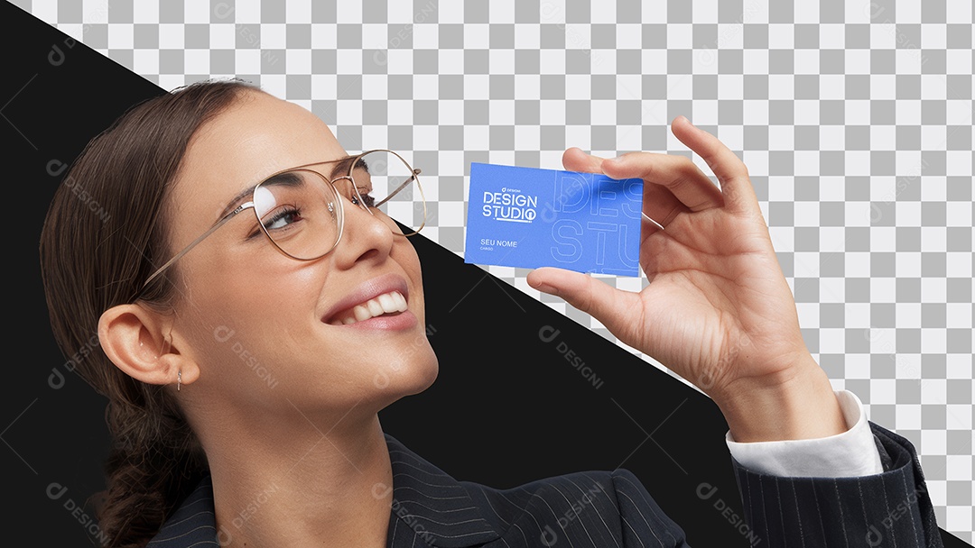 Mockup Mulher Executiva com Cartão de Visita PSD Editável