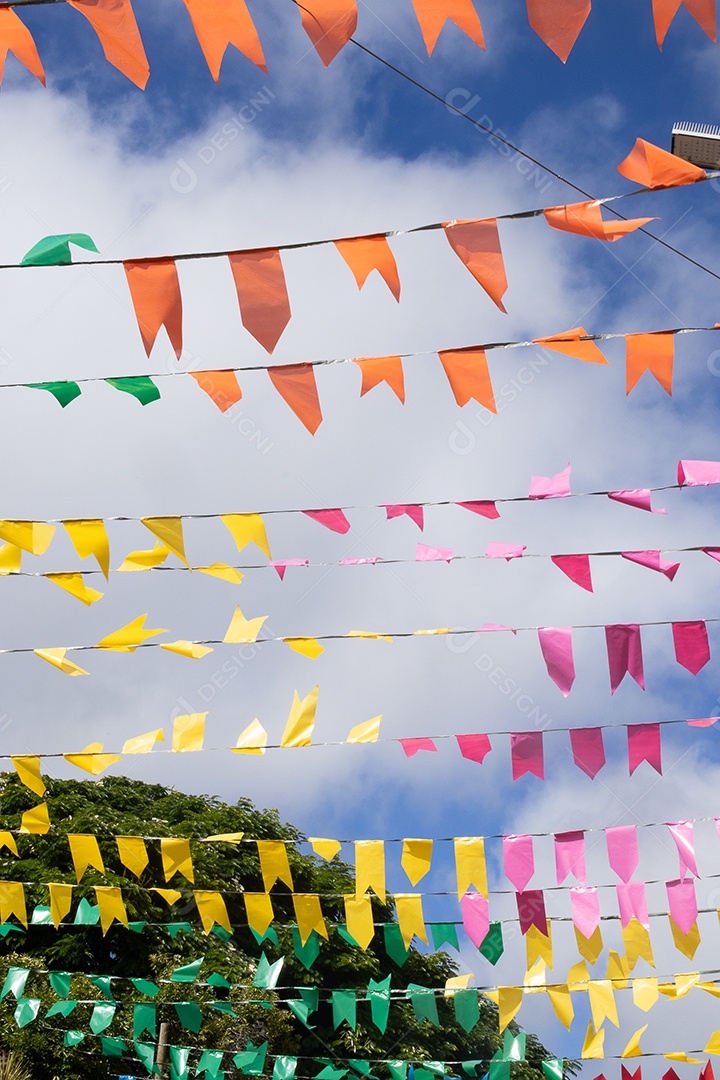 A imagem mostra bandeirinhas de Festa Junina, um elemento decorativo tradicional das celebrações juninas no Brasil.